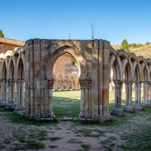 ruinas-publicas-antiguo-claustro-san-juan-soria-castilla-espana